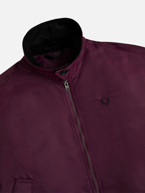 FRED PERRY Padded Caban Jacket – Plum, önden yakın çekim, fermuarlı ön ve göğüs laurel logosu