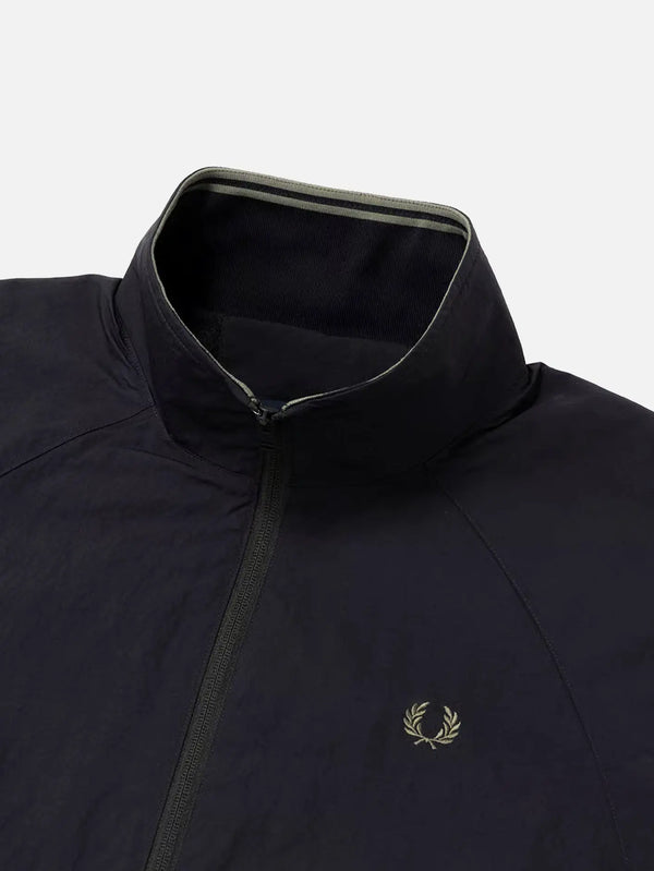 FRED PERRY Oversized Shell Jacket – siyah, önden görünüm, logo detayı