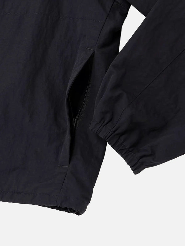 FRED PERRY Oversized Shell Jacket – siyah, ön görünüm, fermuarlı cep detayı