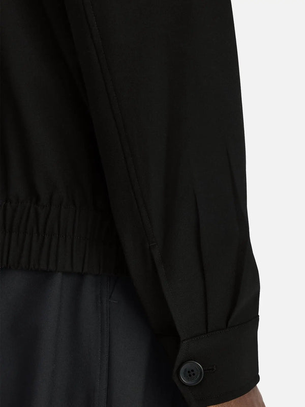 FRED PERRY Patch Pocket Funnel Neck Jacket – siyah, yakın çekimde kol manşeti ve alt elastik bant