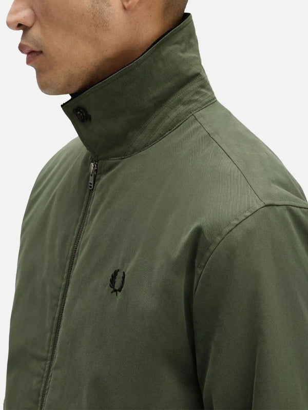 FRED PERRY Cotton Caban Jacket – Night Green, yakın çekim yaka detayı ve gövde logosu