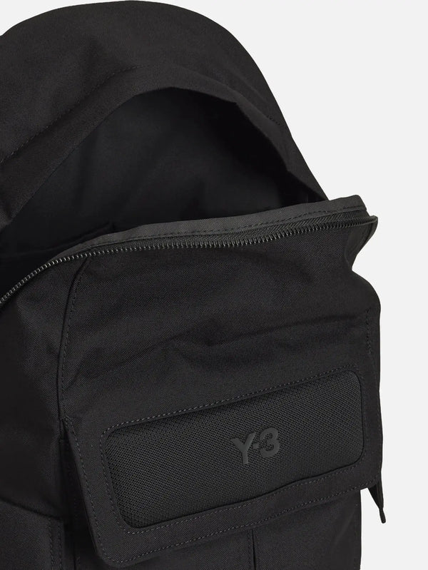 Y-3 Backpack Small – siyah, ön görünüm ve fermuar detayı