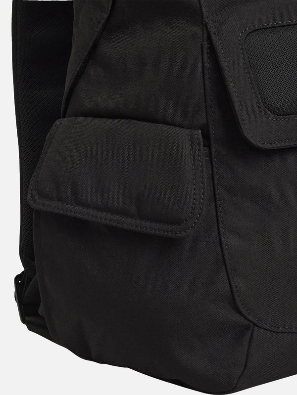 Y-3 Backpack Small – siyah, yan görünüm, dayanıklı kumaş dokusu belirgin