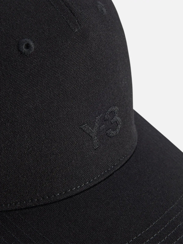 Y-3 Winter Cap – Black, yakından çekim, dokulu kumaş ve ön dikiş detayı
