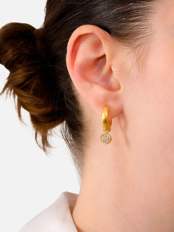 ECE LONDON Aurea Stella Charm Earrings – Gold, yandan görünüm