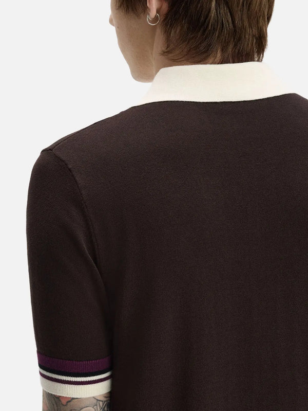 FRED PERRY Tipped Open Neck Knitted Shirt - Rich Brown – arkadan görünüm, beyaz yakalı, çizgili kol manşeti