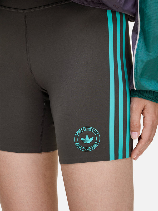 ADIDAS ORIGINALS, Sporty & Rich x adidas Bike Short - Carbon, ŞORT, shopi go'da!
