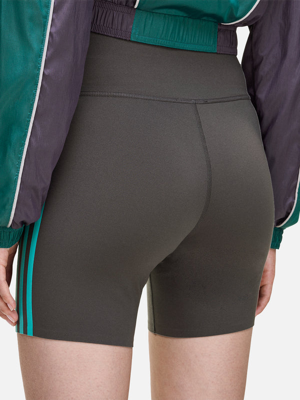 ADIDAS ORIGINALS, Sporty & Rich x adidas Bike Short - Carbon, ŞORT, shopi go'da!