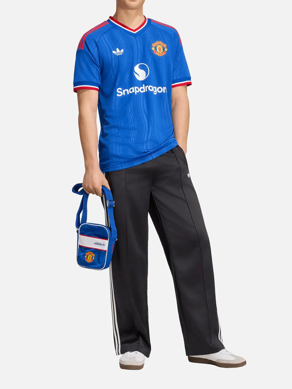ADIDAS ORIGINALS Manchester United 26/27 Away Jersey – Royal Blue, önden görünüm, adidas Originals logosu ve takım amblemi