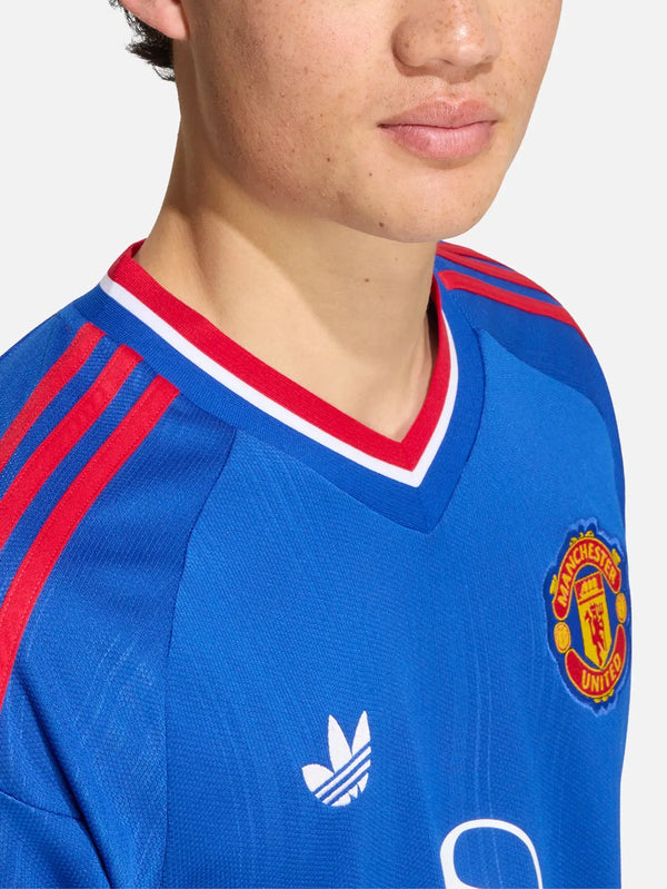 ADIDAS ORIGINALS Manchester United 26/27 Away Jersey - Royal Blue – önden yakın çekim, göğüs rozet ve omuz kırmızı çizgiler