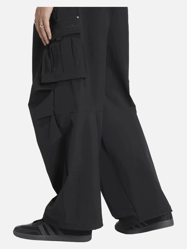 ADIDAS ORIGINALS Premium Essentials Utility Pant – siyah, yandan görünüm