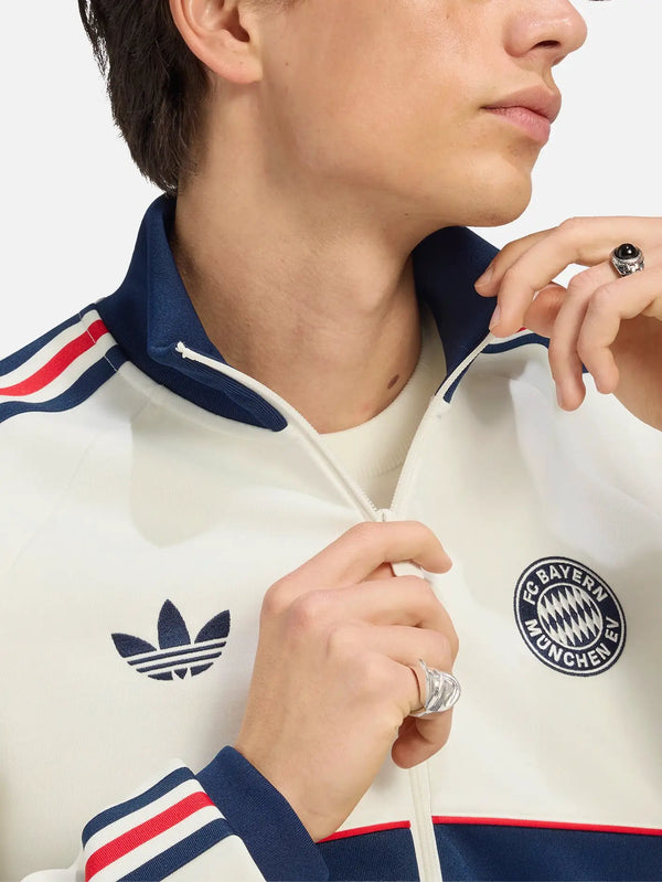 ADIDAS ORIGINALS Bayern Munich OG2 Track Top – Core White, ön görünümde Trefoil logo ve Bayern logosu