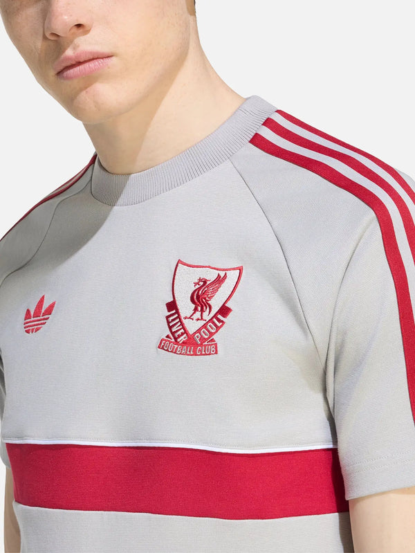 ADIDAS ORIGINALS Liverpool OG2 Tee – Grey Two, önden görünüm; göğüs logosu ve omuzlarındaki kırmızı şeritler