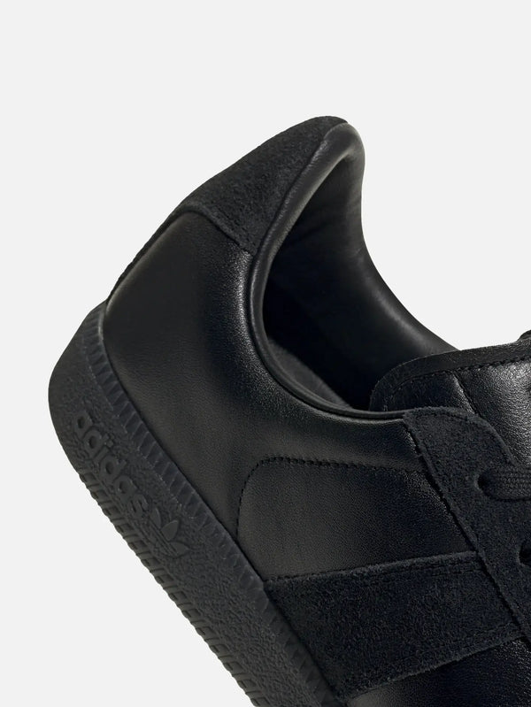 ADIDAS ORIGINALS BW Army – Triple Black, topuk ve yan bölüm yakın çekimi