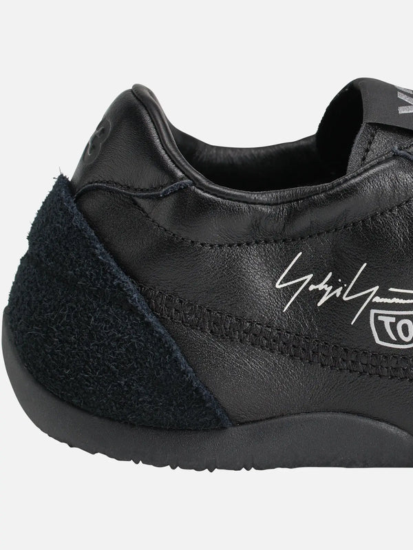 Y-3 Tokyo Warped 'Triple Black' – Triple Black, yakın çekim: deri, logo