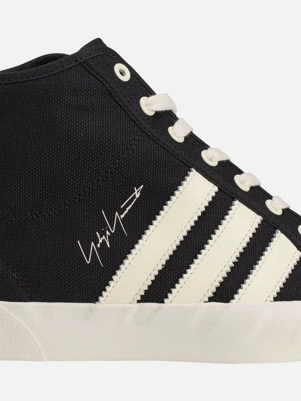 Y-3 Nisi Hi – Black/White, kanvas üst, beyaz üç çizgili tasarım, yandan görünüm