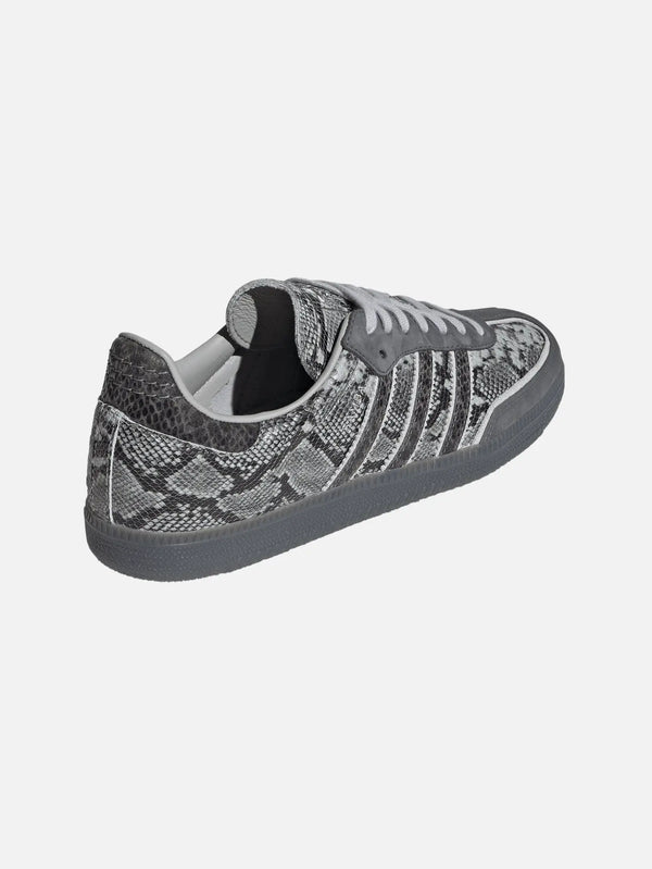 ADIDAS ORIGINALS Samba OG – Grey Five, yılan derisi desenli üst, yan görünüm