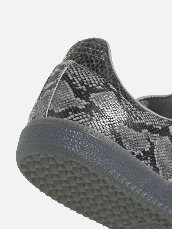 ADIDAS ORIGINALS Samba OG Grey Five – Grey Five, yakın çekim, yılan derisi dokulu kaplama