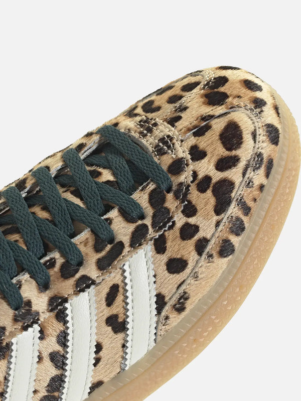 ADIDAS ORIGINALS Handball Spezial W Magic Beige – leopard desenli bej, önden yakın çekim