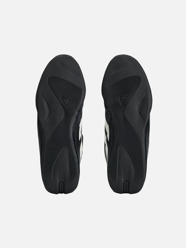 shopi go entire studios x adidas Feroza Boot – Core Black, iki ayakkabının taban görünümü