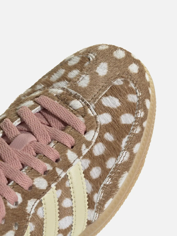 ADIDAS ORIGINALS Samba OG W – Brown Desert, önden yakın görünüm, kahverengi tüylü üst, pembe bağcıklar, krem yan şerit