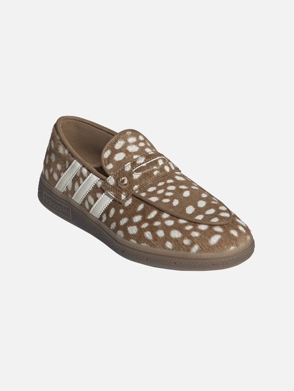ADIDAS ORIGINALS Handball Spezial Loafer – Supplier Colour, kahverengi süet üzerinde beyaz benekler, yan görünüm