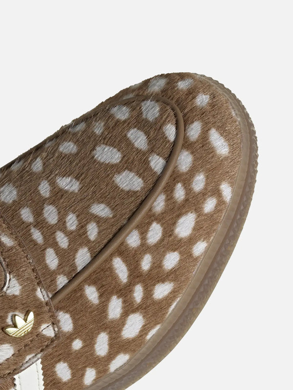 ADIDAS ORIGINALS Handball Spezial Loafer – Supplier Colour, kahverengi tüylü üst yüzeyde beyaz benekler, yakın çekim