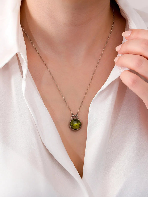 ECE LONDON Aurea Terra Necklace - Silver – ön görünüm, yeşil taşlı kolye ucu