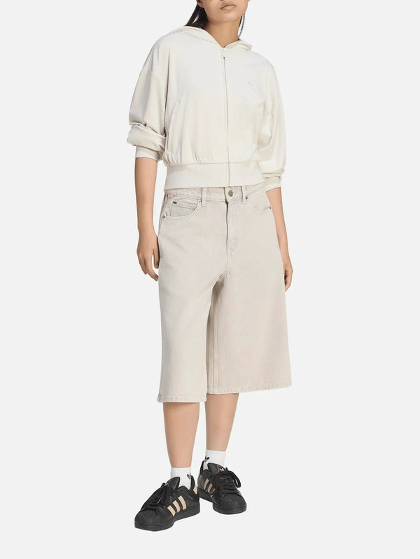 ADIDAS ORIGINALS Mid Rise Denim Jorts - Clear Grey Denim – önden görünüm, model üzerinde