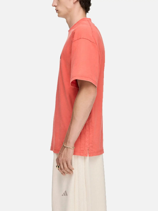 ADIDAS ORIGINALS Tyrell Winston x adidas T-Shirt - Better Scarlet – Better Scarlet, yandan görünüm