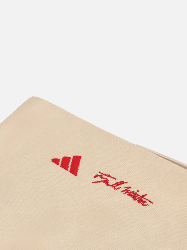 ADIDAS ORIGINALS Tyrrell Winston x adidas Tote Bag - Wonder White – yakın çekim, bez dokusu ve kırmızı logo