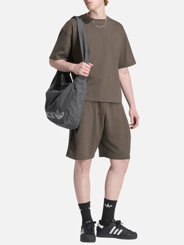 ADIDAS ORIGINALS Premium Essentials T-Shirt - Shadow Olive – önden görünüm, gri omuz çantasıyla