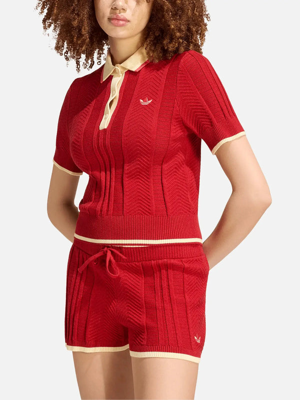 ADIDAS ORIGINALS Cable Knit Cali Polo Tee – Victory Red, yarı profilden görünüm