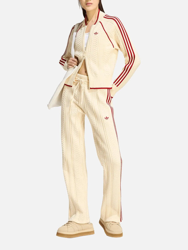 ADIDAS ORIGINALS SST Wide Leg Track Pant – Warm Vanilla, model üzerinde, önden görünüm
