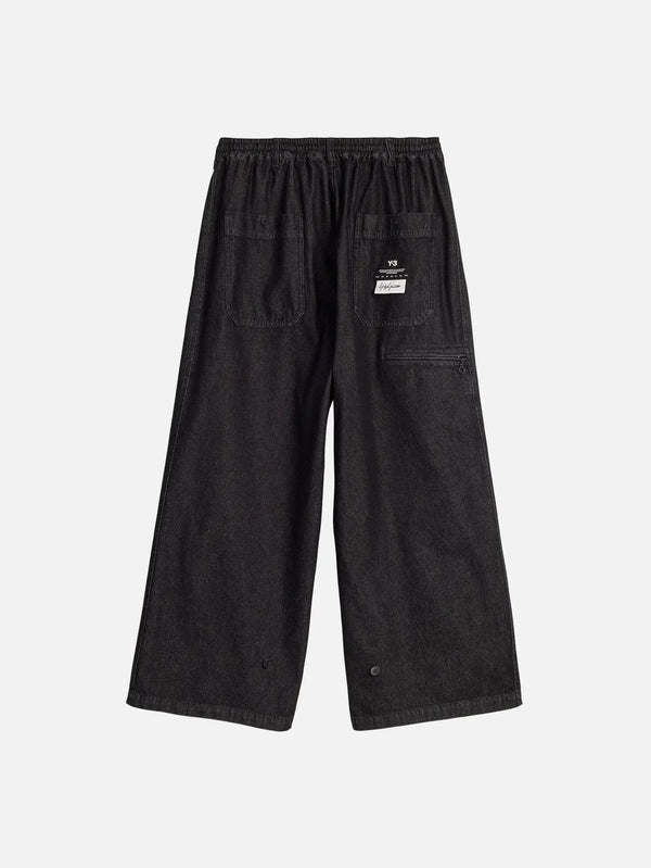 Y-3 Denim Wide Pants – Black, arka görünüm, iki arka cep ve küçük etiketli yama