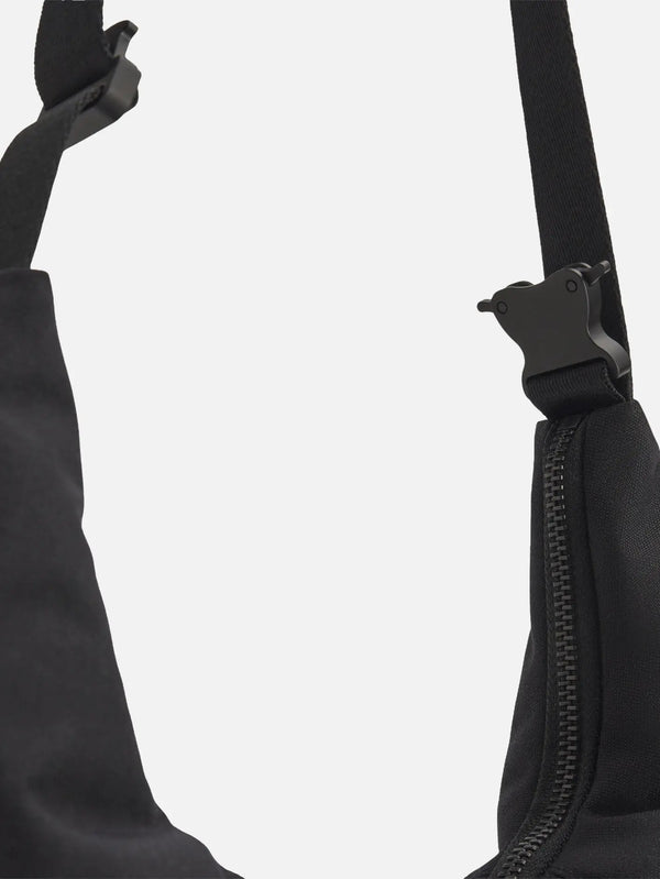 Y-3 Crescent Bag – siyah, yakından görünüm, omuz askısı ve fermuar detayları