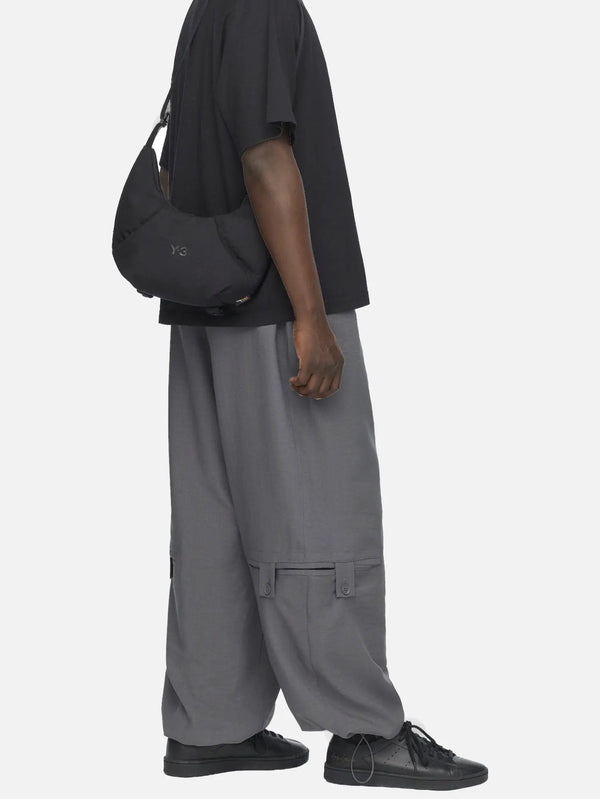 Y-3 Crescent Bag – siyah, yandan görünüm, üzerinde Y-3 logosu