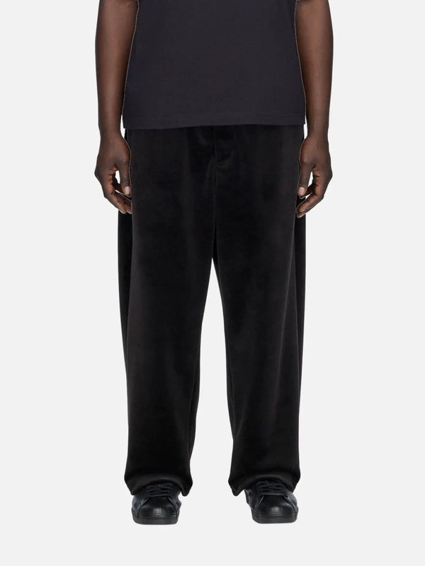 Y-3 VC Track Pant – siyah, önden görünüm; pantolon boyu ve ayakkabılar görünür
