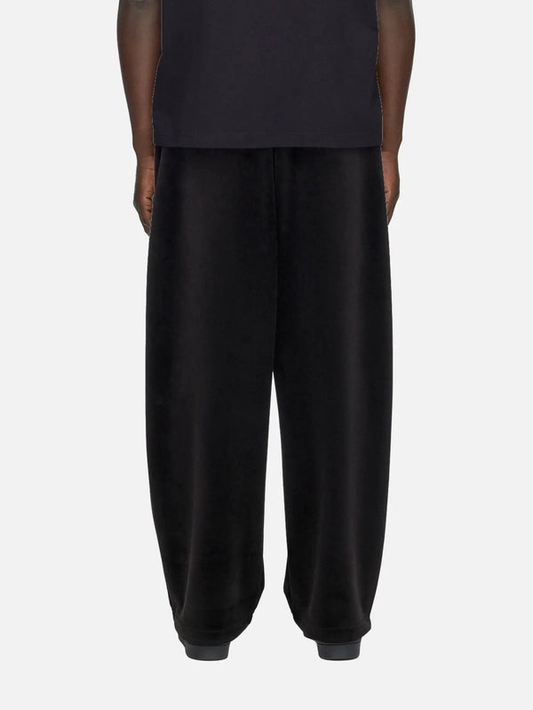 Y-3 VC Track Pant – siyah, arka görünüm; esnek kumaş, rahat kesim, manşetli paçalar