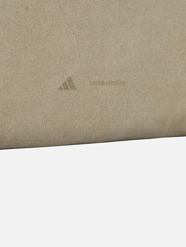 ADIDAS ORIGINALS entire studios x adidas Gym Clutch - Feather Grey – süet dokusu, kabartmalı logo yakın çekim