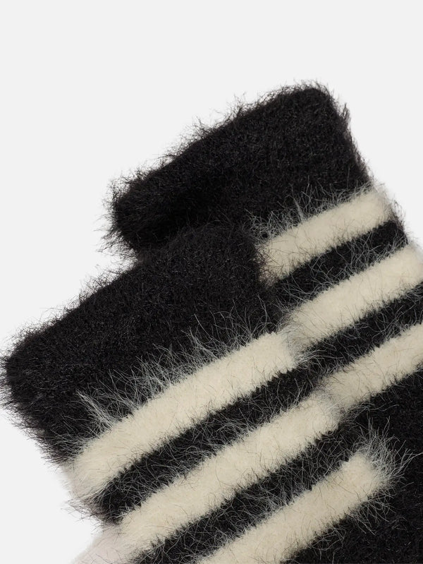 shopi go Y-3 3S Gloves - Black/White – yakın görünüm, kabarık tüylü kumaş ve beyaz şeritler