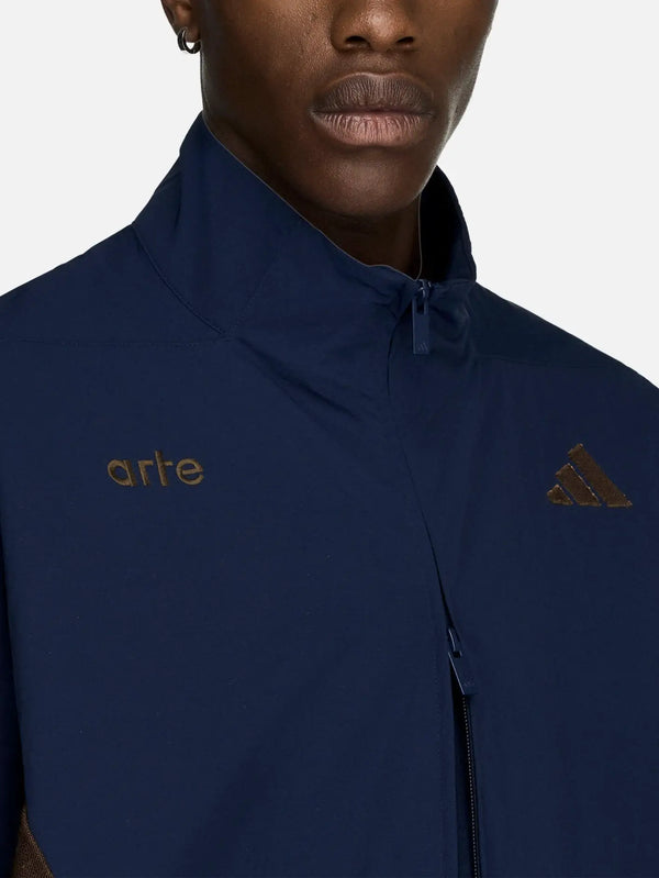 shopi go Arte Antwerp x adidas Z.N.E. Material Mix Track To – navy, logo detayları yakın çekim