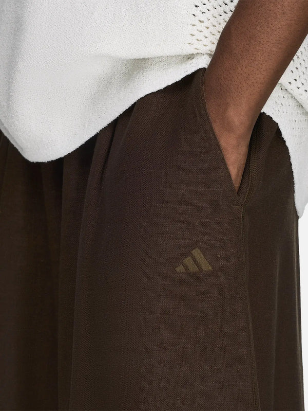 ADIDAS ORIGINALS Arte Antwerp x adidas Linen Relaxed Shorts - Dust – yakın çekim, yan görünüm