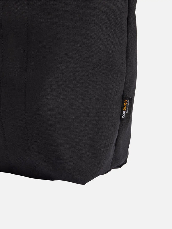 Y-3 Tote – siyah, yakından Cordura kumaş dokusu ve etiket görünümü