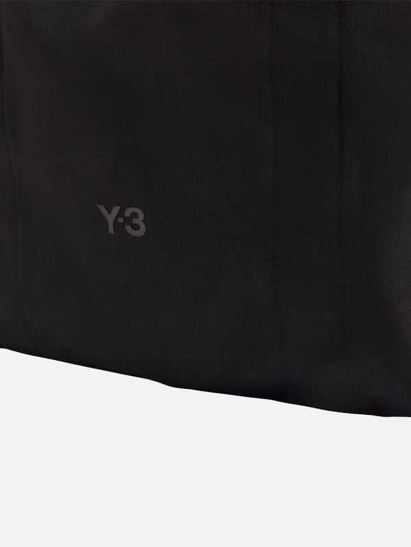 Y-3 Tote – siyah, logonun yakın çekimi, kumaş dokusu görünümü