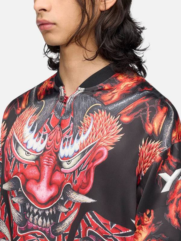 Y-3 Red Satin Graphic Jersey – Multicolor, ön yakın çekim, belirgin ejderha deseni
