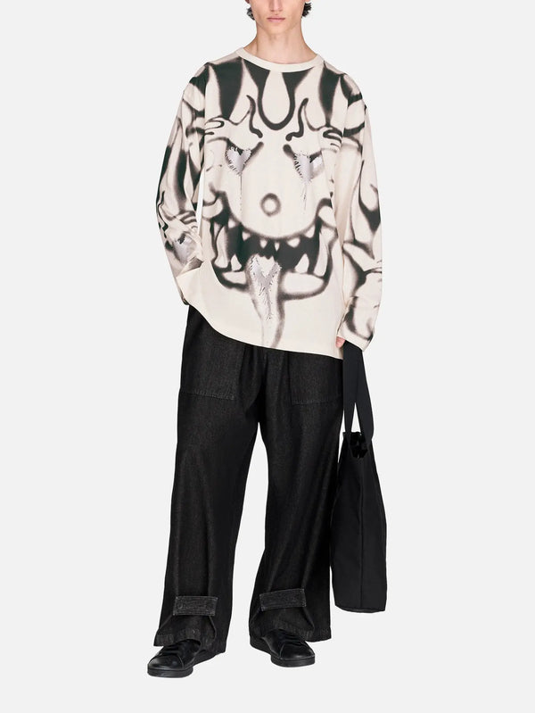 Y-3 Chito Graphic LS T-Shirt – Chalk White, önden görünüm, model üzerinde
