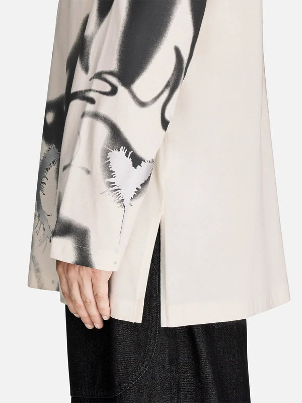 Y-3 Chito Graphic LS T-Shirt – Chalk White, yan görünümde siyah grafik baskı