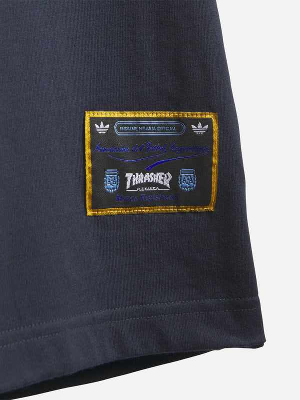 ADIDAS ORIGINALS Thrasher x AFA Argentina Tee 2 - Night Navy – Night Navy, yakın çekim kol tarafı yama