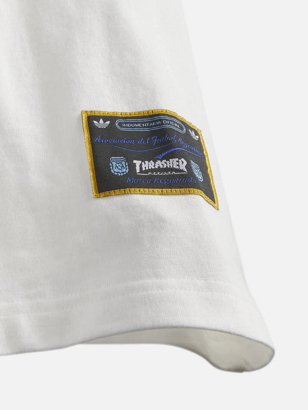 ADIDAS ORIGINALS Thrasher x AFA Argentina Tee 2 – Core White, kolda yakın çekim yama